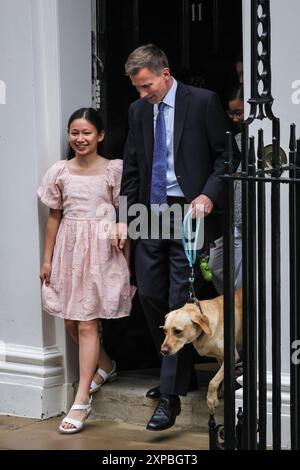 Jeremy Hunt, chancelier de l'Échiquier du Parti conservateur, quitte le 11 Downing Street avec sa fille Anna, au Royaume-Uni Banque D'Images