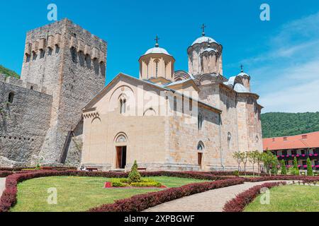 1er juin 2024, Despotovac, Serbie : Monastère de Manasija, un trésor culturel serbe médiéval, niché au sommet d'une colline pittoresque, orné de murs anciens et Banque D'Images