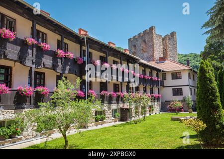 1er juin 2024, Despotovac, Serbie : murs historiques et tours du monastère de Manasija en Serbie, offrant une vue panoramique sur son cadre pittoresque de village et Banque D'Images