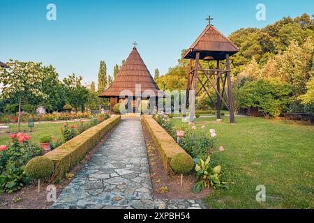 2 juin 2024, Staro Selo, Serbie : charme rustique du monastère de Pokajnica en Serbie, connu pour son architecture en bois et son héritage religieux ancien Banque D'Images