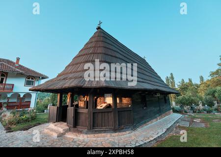 2 juin 2024, Staro Selo, Serbie : le monastère de Pokajnica en Serbie présente un extérieur en bois unique, mêlant tradition spirituelle et beauté rurale en A. Banque D'Images