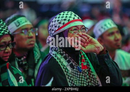 Kuala Lumpur, Malaisie. 04 août 2024. Une femme réagit pendant le rassemblement de libération. Himpunan Pembebasan Palestin surnommé rassemblement de libération de la Palestine est un rassemblement de solidarité malaisien pour montrer au monde que la Malaisie condamne l'assassinat du chef du bureau politique du Hamas, Ismail Haniyeh, et continuera à soutenir la libération de la Palestine. Plus de dix mille personnes ont assisté à l’événement pour montrer leur soutien à l’Axiata Arena. Crédit : SOPA images Limited/Alamy Live News Banque D'Images