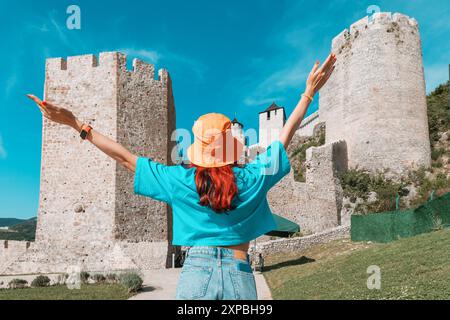 Happy Woman explore la forteresse de Golubac en Serbie, en regardant son architecture ancienne et ses tours historiques surplombant le Danube Banque D'Images