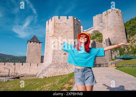 Happy Woman explore la forteresse de Golubac en Serbie, en regardant son architecture ancienne et ses tours historiques surplombant le Danube Banque D'Images