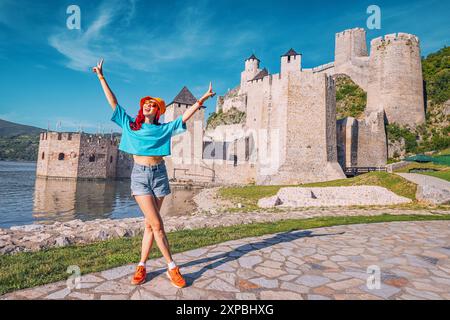 Happy Woman explore la forteresse de Golubac en Serbie, en regardant son architecture ancienne et ses tours historiques surplombant le Danube Banque D'Images