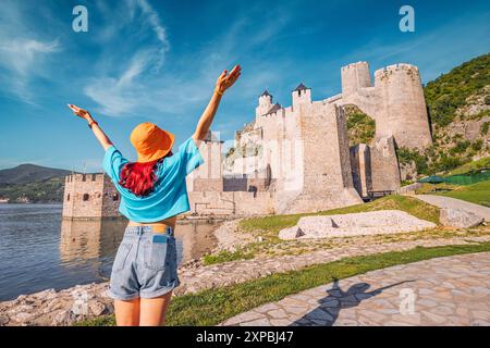 Happy Woman explore la forteresse de Golubac en Serbie, en regardant son architecture ancienne et ses tours historiques surplombant le Danube Banque D'Images
