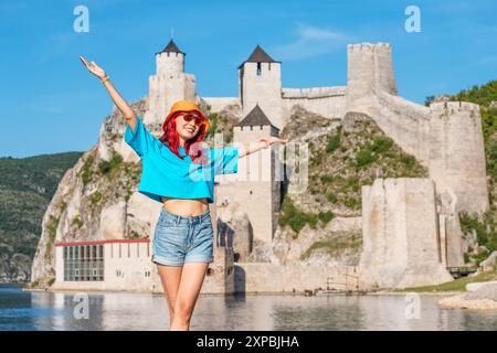 Happy Woman explore la forteresse de Golubac en Serbie, en regardant son architecture ancienne et ses tours historiques surplombant le Danube Banque D'Images