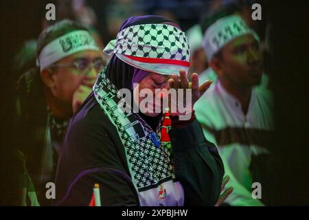 Kuala Lumpur, Malaisie. 04 août 2024. Une femme réagit pendant le rassemblement de libération. Himpunan Pembebasan Palestin surnommé rassemblement de libération de la Palestine est un rassemblement de solidarité malaisien pour montrer au monde que la Malaisie condamne l'assassinat du chef du bureau politique du Hamas, Ismail Haniyeh, et continuera à soutenir la libération de la Palestine. Plus de dix mille personnes ont assisté à l’événement pour montrer leur soutien à l’Axiata Arena. (Photo Faris Hadziq/SOPA images/SIPA USA) crédit : SIPA USA/Alamy Live News Banque D'Images