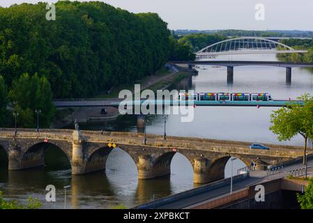 Frankreich, Angers, Straßenbahn Linie B, Pont Arts et Métiers // France, Angers, tramway Line B, Pont Arts et Métiers *** France, Angers, tramway Line Banque D'Images