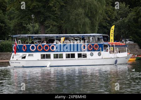 Eton, Windsor, Berkshire, Royaume-Uni. 5 août 2024. Après un temps chaud ces derniers jours, il faisait plus frais à Windsor et Eton dans le Berkshire ce matin alors que les gens marchaient le long de la Tamise et en bateau. Crédit : Maureen McLean/Alamy Banque D'Images