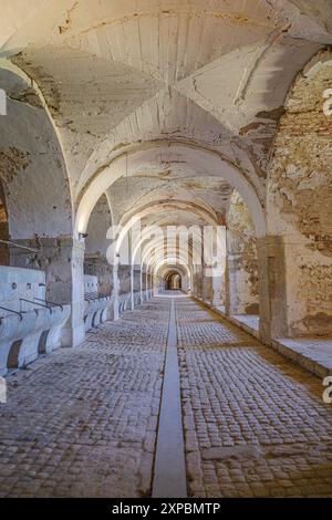 Figueres, Espagne - 3 août 2024 : écuries dans la forteresse militaire Castillo de San Fernando (Château de Sant Ferran), Figueres, Catalogne Banque D'Images