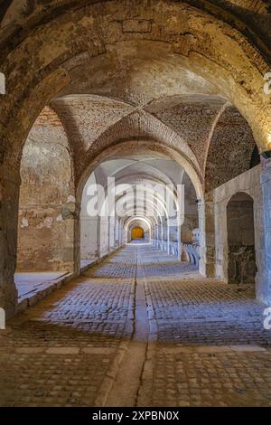 Figueres, Espagne - 3 août 2024 : écuries dans la forteresse militaire Castillo de San Fernando (Château de Sant Ferran), Figueres, Catalogne Banque D'Images