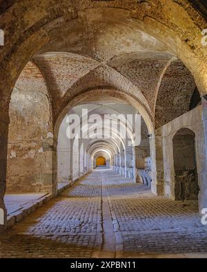 Figueres, Espagne - 3 août 2024 : écuries dans la forteresse militaire Castillo de San Fernando (Château de Sant Ferran), Figueres, Catalogne Banque D'Images