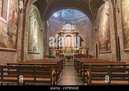 Figueres, Espagne - 3 août 2024 : intérieur de l'Esglesia de Sant Pere (église Saint-Pierre), Figueres, Catalogne Banque D'Images