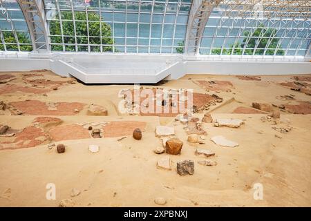 09 juin 2024, Boljetin, Serbie : bâtiment en verre sur le site de Lepenski Vir, représentant l'ancienne civilisation serbe et le tourisme culturel Banque D'Images