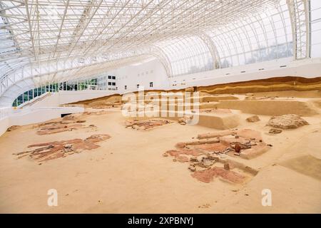 09 juin 2024, Boljetin, Serbie : bâtiment en verre sur le site de Lepenski Vir, représentant l'ancienne civilisation serbe et le tourisme culturel Banque D'Images