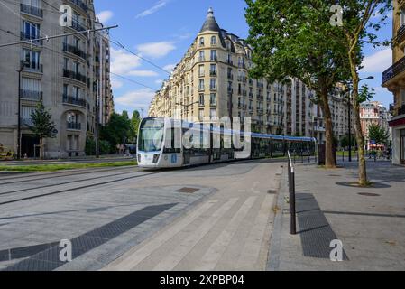 Paris, Straßenbahnlinie T3b, Haltestelle Anny flore // Paris, ligne de tramway T3b, arrêt de tramway Anny flore *** Paris, ligne de tramway T3b, tramway Anny flore Banque D'Images