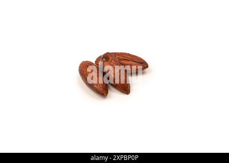 Groupe d'amandes caramélisées isolé sur fond blanc. Banque D'Images