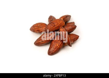 Groupe d'amandes caramélisées isolé sur fond blanc. Banque D'Images