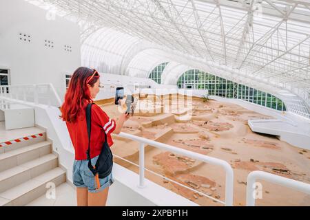 09 juin 2024, Boljetin, Serbie : femme dans la salle d'exposition de Lepenski Vir, apprenant l'histoire et le patrimoine de ce célèbre monument Banque D'Images