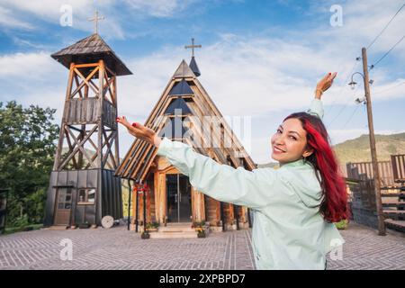 10 juin 2024, Mokra Gora, Serbie : voyageuse profitant de ses vacances, dans le village serbe authentique de Mecavnik Banque D'Images