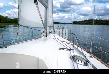 La proue du yacht fait face à la mer par une journée ensoleillée Banque D'Images