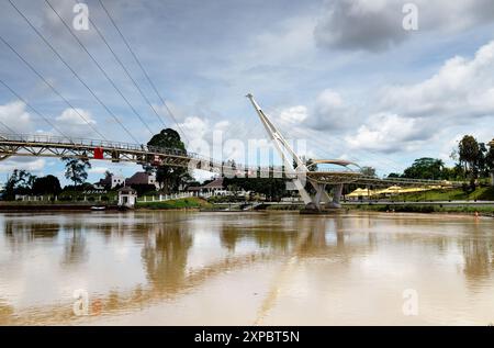 Darul Hana Gold Bridge sur la rivière Sarawak, Kuching, Malaisie Banque D'Images