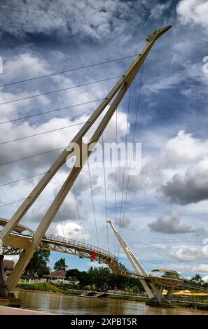 Darul Hana Gold Bridge sur la rivière Sarawak, Kuching, Malaisie Banque D'Images