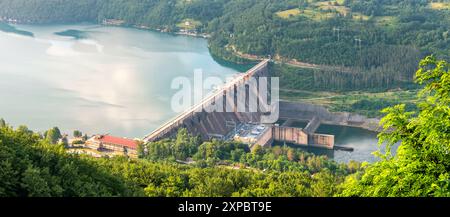 Vue d'été de la centrale hydroélectrique dans la région pittoresque du lac Perucac, parc Tara Banque D'Images