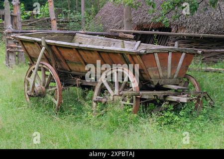 Roues en bois. Chariot rétro en bois. Véhicule de village en campagne. Banque D'Images