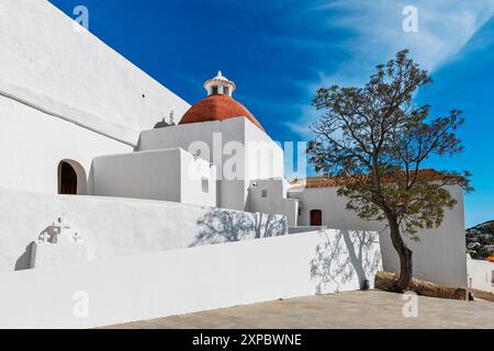 Murs blancs de l'église de Santa Eularia aka Puig de Missa sous le ciel bleu à Ibiza, Espagne. Banque D'Images