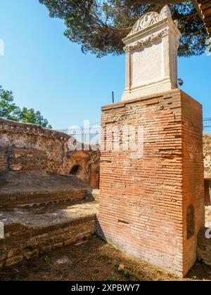 Pierre tombale dans le bâtiment funéraire de Giulia Apolloniain dans la nécropole de Portus dans l'Isola Sacra. La nécropole s'est développée sur les côtés de la via Flavia entre la fin des Ier et IVe siècles après JC - Fiumicino, Rome, Italie Banque D'Images