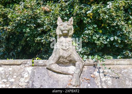 Un lynx de pierre sur animal Walk, Bute Park, Cardiff UK. Sculpture des années 1880 par William Frame sur les dessins dessinés par William Burges. Banque D'Images