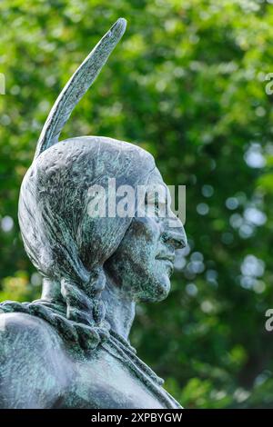 Plymouth, Massachusetts, USA - Statue de Massasoit, Grand Sachem des Wampanoags protecteur et conservateur des pèlerins, 1621. Érigé par l'impro Banque D'Images