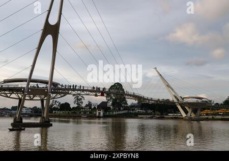 Darul Hana Gold Bridge sur la rivière Sarawak, Kuching, Malaisie Banque D'Images