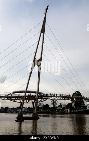 Darul Hana Gold Bridge sur la rivière Sarawak, Kuching, Malaisie Banque D'Images