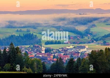 Vue sur la ville de Sumiswald le matin d'été pendant le lever du soleil dans l'Emmental, une vallée en Suisse centrale, dans le canton de Berne.. Banque D'Images