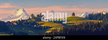 Une large image panoramique 3:1 d'un matin d'été brumeux pendant le lever du soleil dans l'Emmental, une vallée en Suisse centrale, dans le canton de Berne, avec un vi Banque D'Images