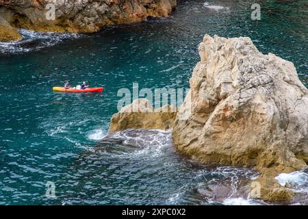 Dubrovnik, Croatie - 5 octobre 2019 : les kayakistes naviguent près des rives rocheuses. » Banque D'Images