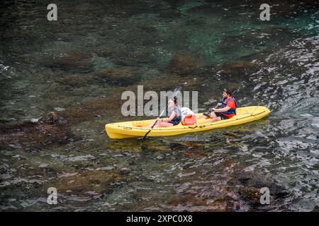 Dubrovnik, Croatie - 5 octobre 2019 : deux personnes en kayak dans les eaux claires de l'Adriatique. Banque D'Images