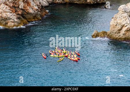 Dubrovnik, Croatie - 5 octobre 2019 : les kayakistes explorent les falaises côtières. Banque D'Images