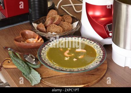 Soupe de légumes fraîchement préparée purée soupe à la crème kale avec fruits de mer dans une assiette en céramique. Été et récolte. Aliments utiles, vitamines et produits. Banque D'Images