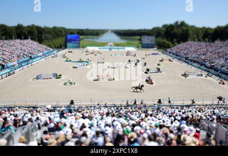 05 août 2024, France, Paris : Olympia, Paris 2024, sport équestre, saut d'obstacles, compétition préliminaire, individuel, qualification, vue dans le stade d'équitation (prise de vue avec un objectif inclinable). Photo : Rolf Vennenbernd/dpa Banque D'Images