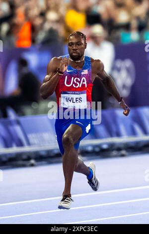 Noah Lyles (États-Unis) remporte la médaille d’or de la finale du 100 m masculin aux Jeux Olympiques d’été de 2024. Banque D'Images