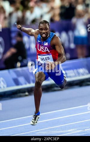 Noah Lyles (États-Unis) remporte la médaille d’or de la finale du 100 m masculin aux Jeux Olympiques d’été de 2024. Banque D'Images