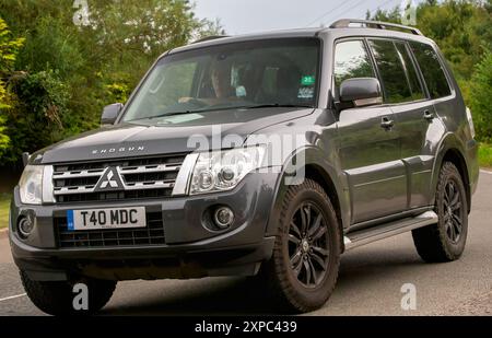 Whittlebury, Norhants, Royaume-Uni - 4 août 2024. 2013 gris Mitsubishi Shogun Carving sur une route de campagne britannique Banque D'Images