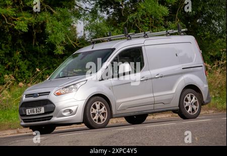 Whittlebury, Norhants, Royaume-Uni - 4 août 2024. 2016 argent Ford transit van conduisant sur une route de campagne britannique Banque D'Images