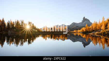 Vue panoramique sur le lac Federa et les montagnes Croda da da Lago en automne. Mélèvres orange vif brillants par la lumière du lever du soleil. Lago di Federa, Dolomite Apls, Cortina D'Ampezzo, Dolomites, Italie Banque D'Images