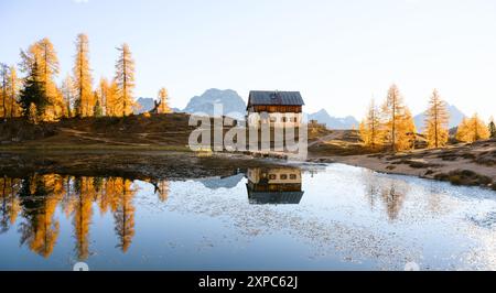 Vue panoramique sur Rifugio Croda sur le lac Federa en automne. Paysage de montagnes avec Lago di Federa et mélèvres orange vif dans les Dolomites Apls, Cortina D'Ampezzo, Dolomites, Italie Banque D'Images