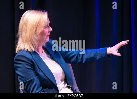 Édimbourg, Royaume-Uni. 05 août 2024 photo : ancienne première ministre conservatrice Liz Truss. Au cours de l'entrevue, elle a dit que la raison pour laquelle le pays est en désordre, c'est que le pays n'a pas de discussion sérieuse sur ce qui ne va pas dans l'économie. La série d'interviews All Talk au Edinburgh Fringe Festival de cette année met en vedette le présentateur invité, Matthew Stadlen, animateur de LBC . Crédit : Rich Dyson/Alamy Live News Banque D'Images